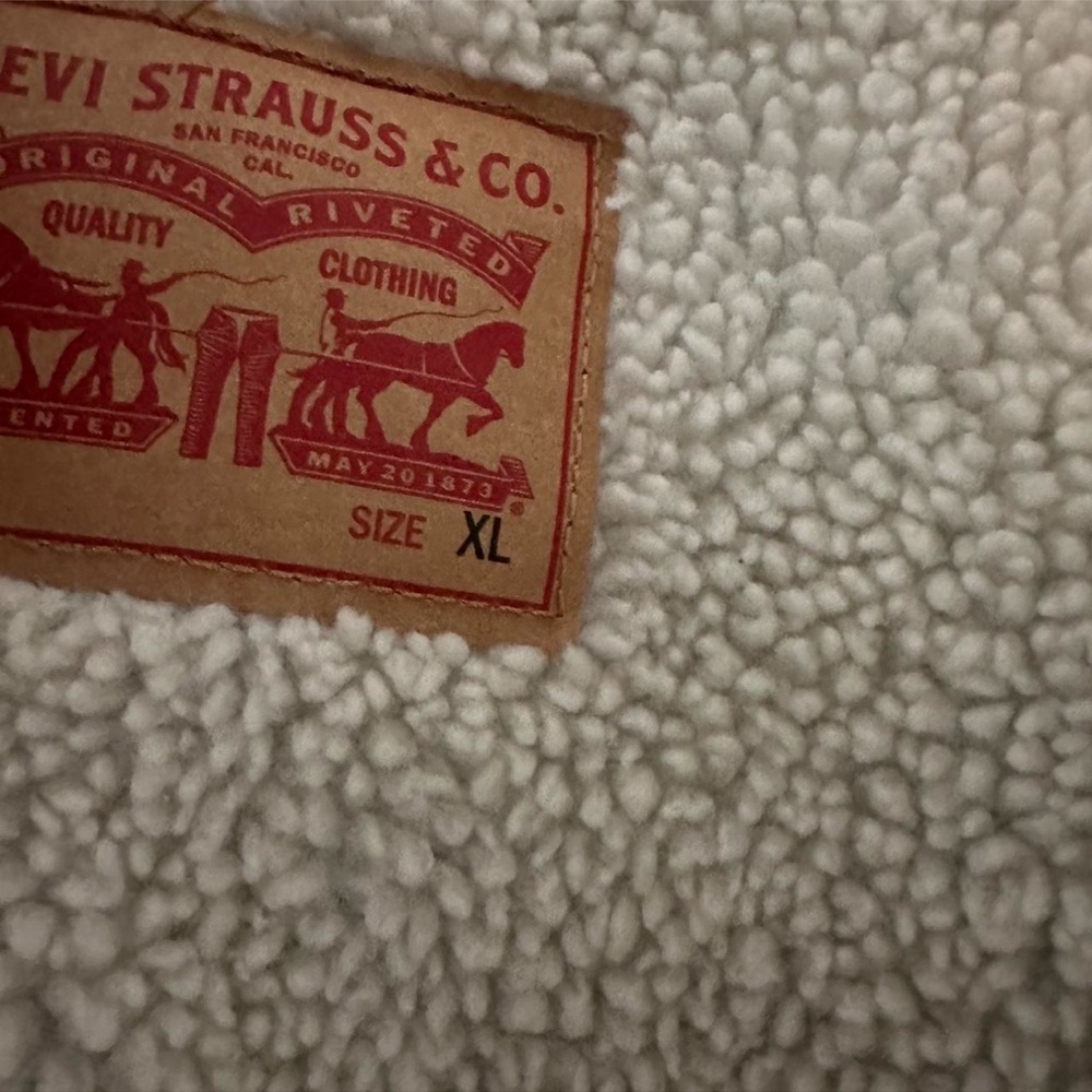 Levi's White Sherpa Lined Jacket - Picture 2 of 3